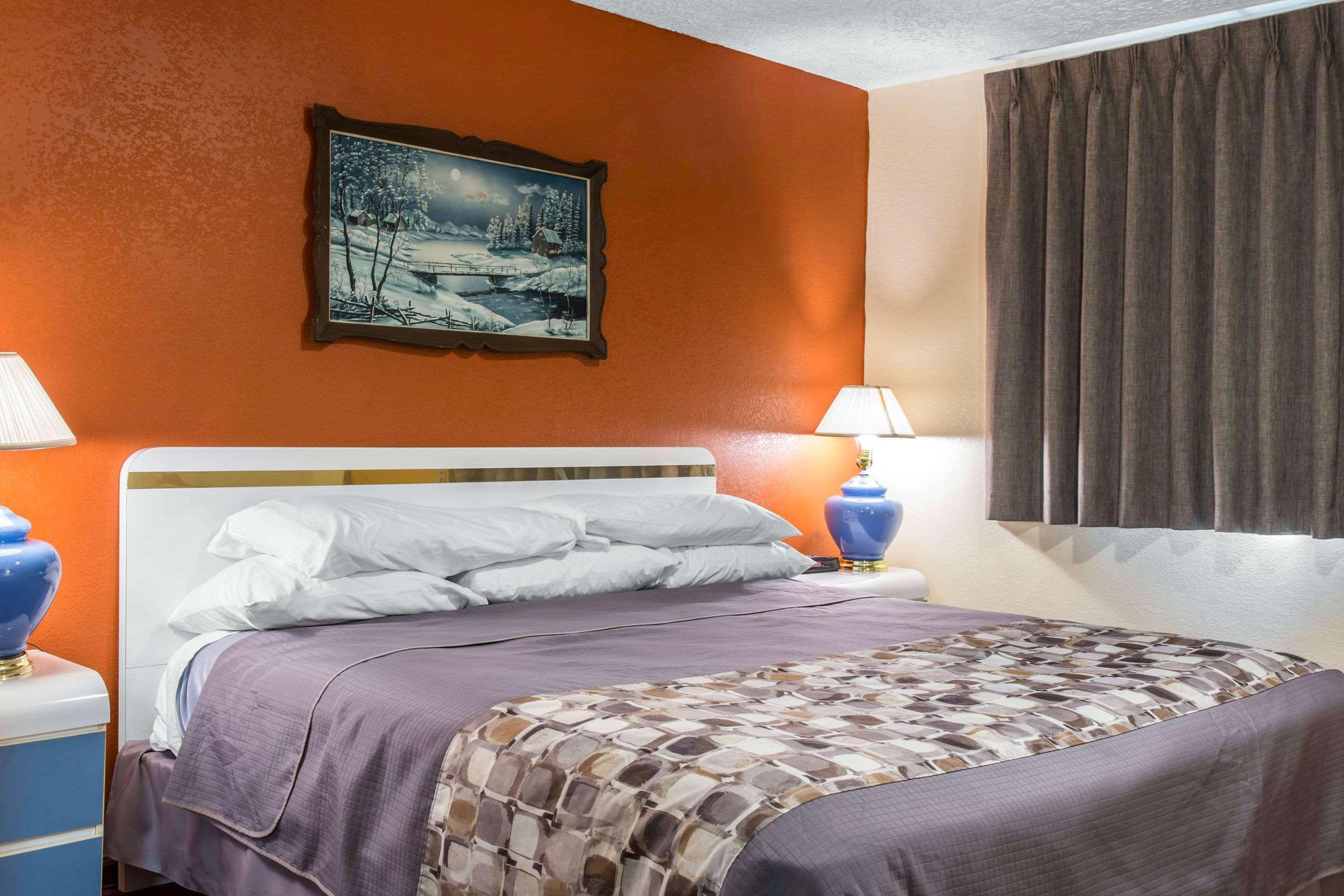Rodeway Inn & Suites Branford - Guilford Exterior photo
