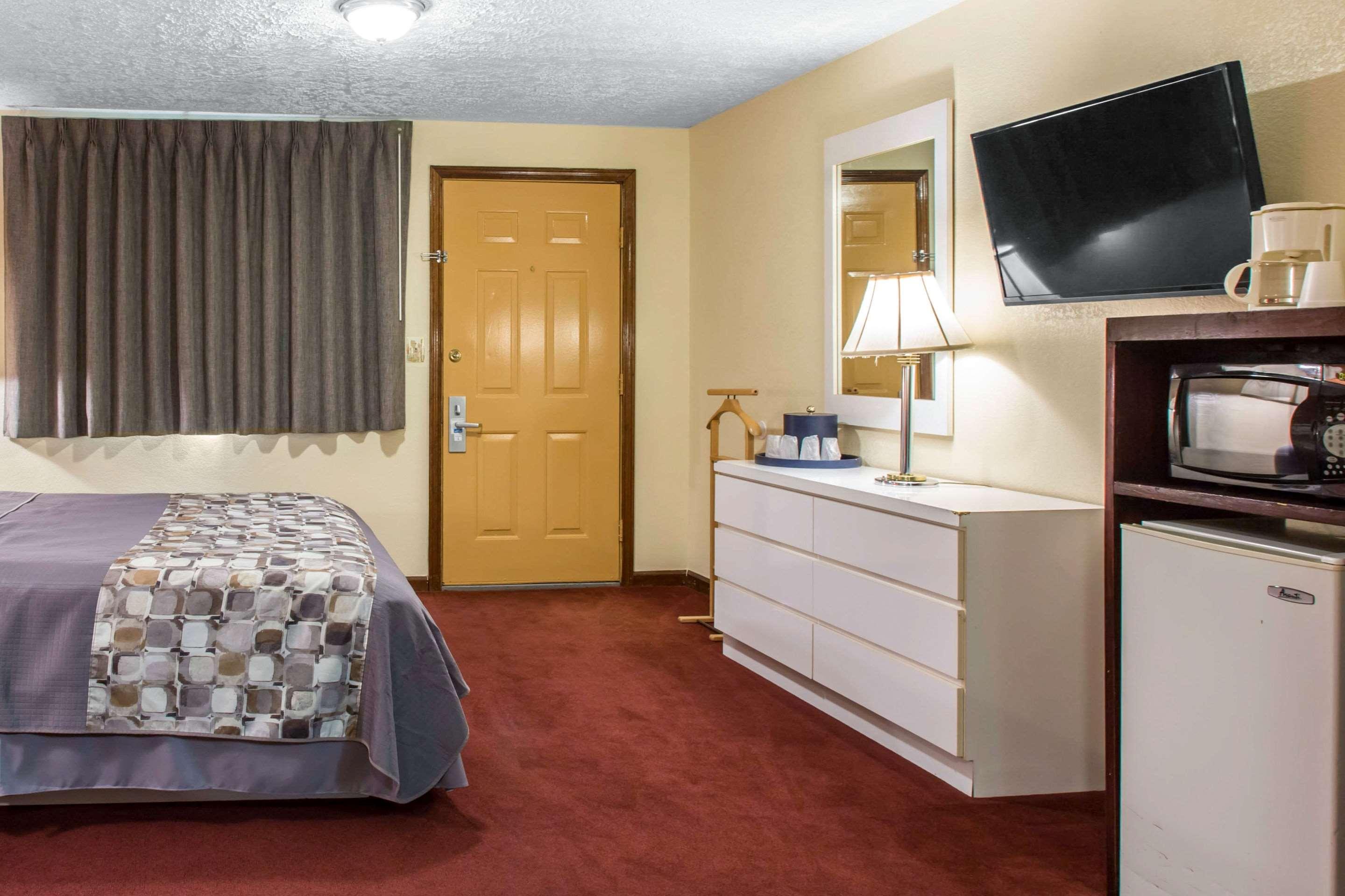 Rodeway Inn & Suites Branford - Guilford Exterior photo