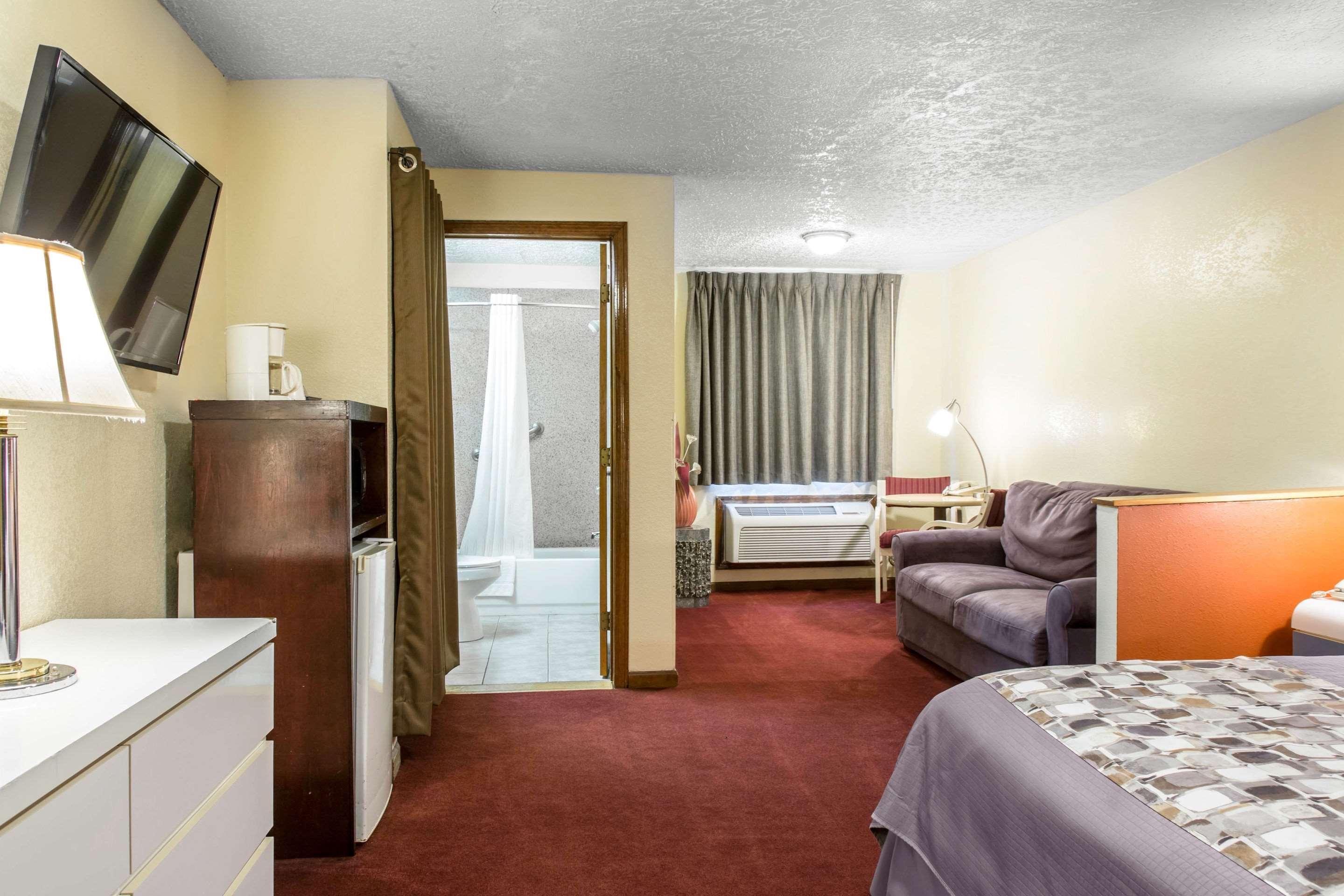 Rodeway Inn & Suites Branford - Guilford Exterior photo
